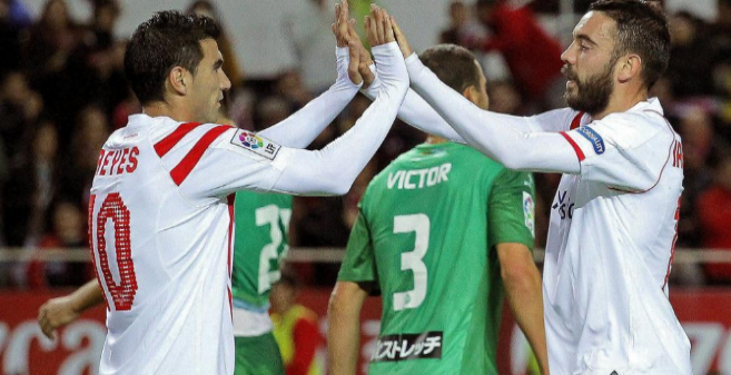 Iago Aspas y Reyes celebran uno de los goles del conjunto andaluz.