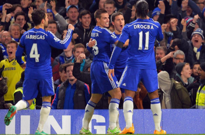 El Chelsea celebra uno de los tres goles logrados contra el Tottenham.