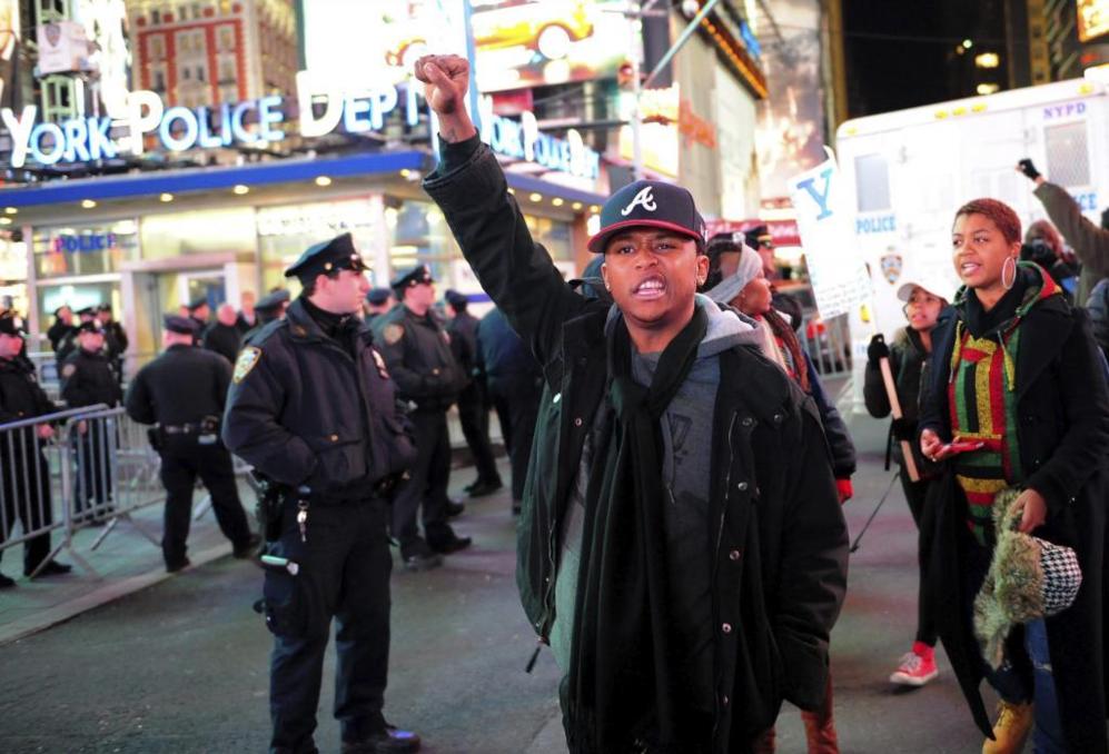 Un joven alza su puo durante las protestas en Nueva York