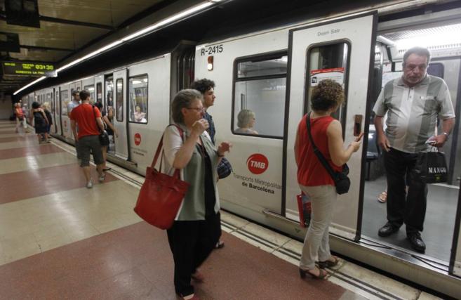 Usuarios del metro de Barcelona.