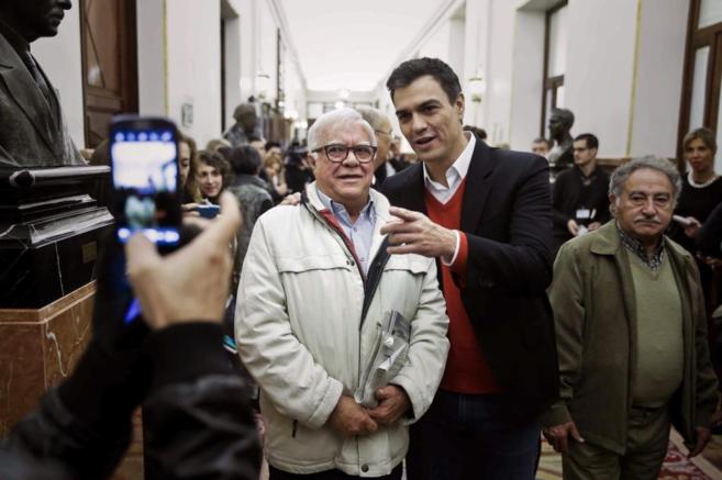 El lder del PSOE se hace una foto con un visitante en el Congreso.