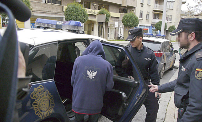 El pederasta entra en un coche policial, tras el juicio.