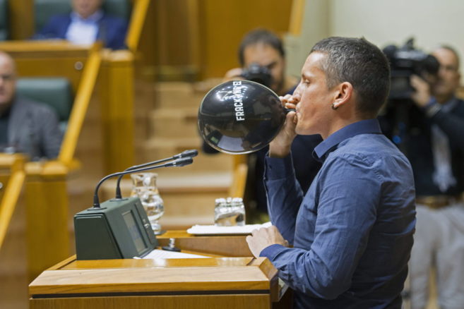 El parlamentario de EH Bildu, Daniel Maeztu, muestra un globo de la...