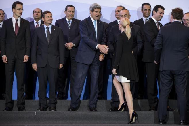 El secretario de Estado John Kerry saluda a su homloga de...