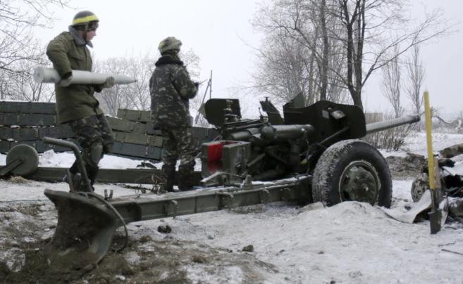 Soldados, en una maniobra en Donetsk en una zona cubierta de nieve.