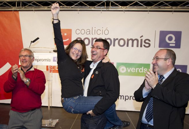Mnica Oltra, en brazos de Enric Morera, celebra los resultados de...