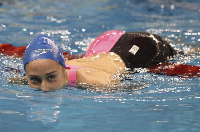 Mireia Belmonte, en la piscina de Doha tras conquistar su cuarto oro.