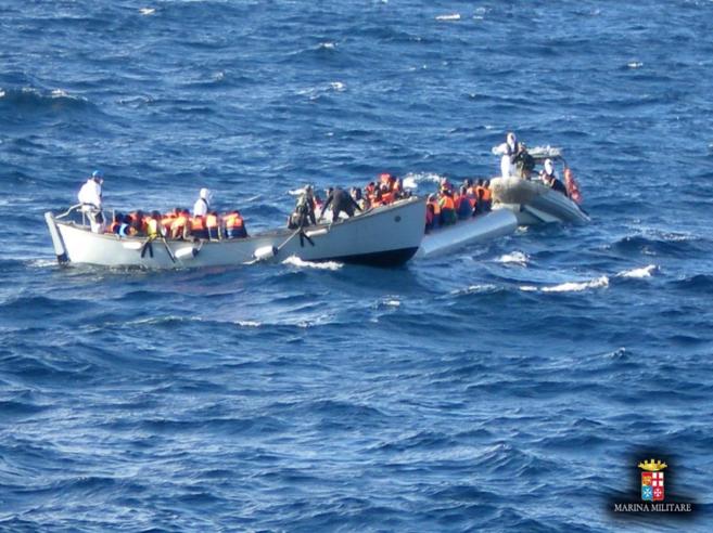 Una lancha de la marina italiana rescata, ayer, a varios...