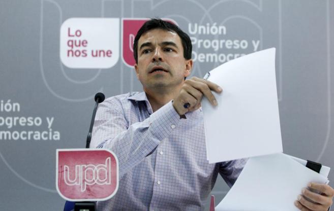 El abogado de UPyD Andrés Herzog en una rueda de prensa.