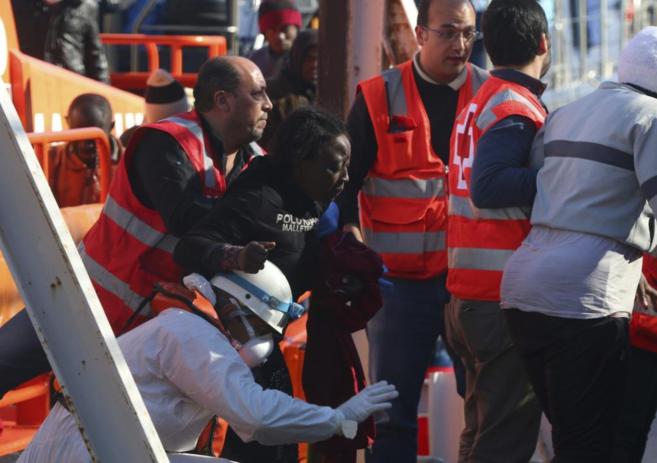 Una de las inmigrantes rescatadas, a su llegada al puerto de Almera.