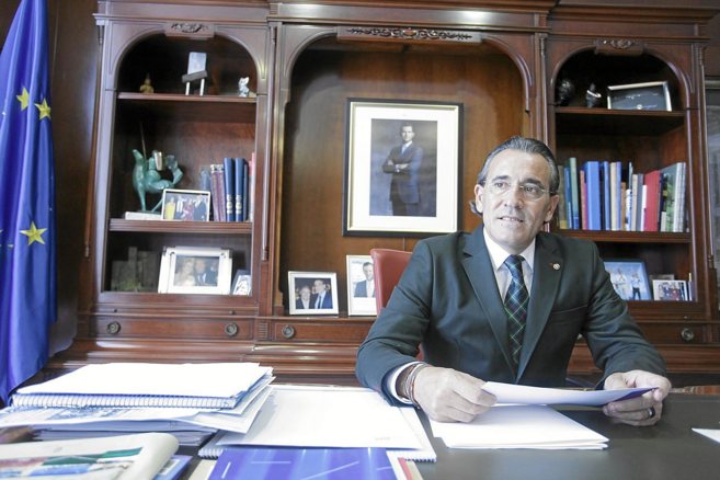 Arturo Torr, en su despacho del Ayuntamiento de Ganda.