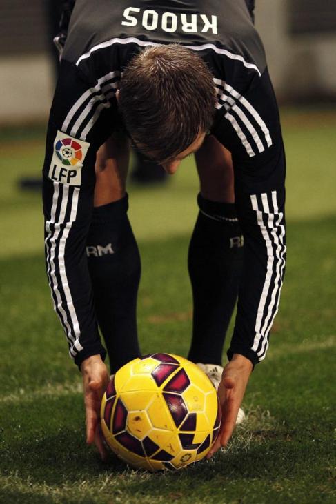 Toni Kroos coloca el baln durante el Mlaga-Real Madrid.