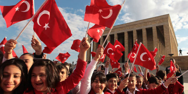 Escolares, con banderas turcas.