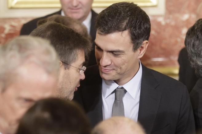 El lder del PSOE, Pedro Snchez (dcha.), charla con el ministro de...