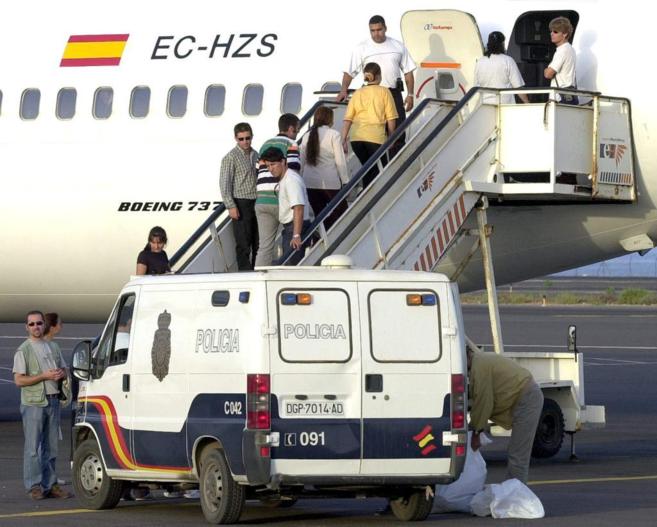 Inmigrantes marroquíes son expulsados en un avión por la Policía...