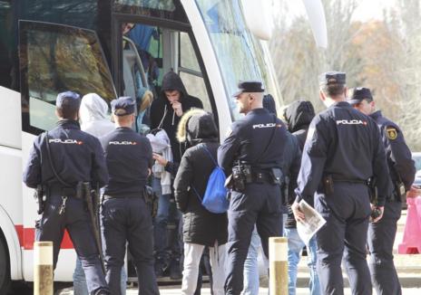 Policas nacionales en torno a los autobuses de ultras del Depor el pasado domingo en Madrid.