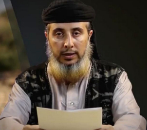 Un miembro de Al Qaeda en la Pennsula Arbiga lee un comunicado...