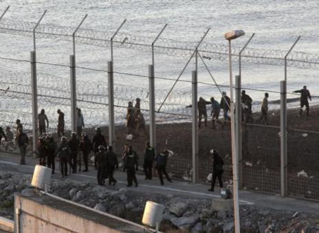 Varios subsaharianos en la valla del Tarajal el da de la tragedia de Ceuta.