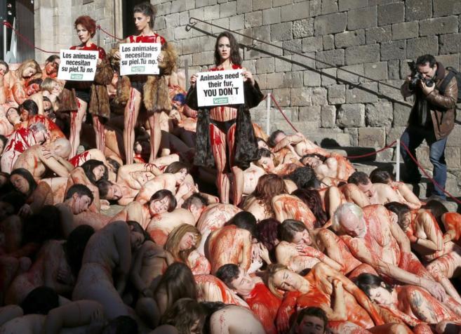 Un centenar de activistas se desnudan en el caso antiguo de Barcelona