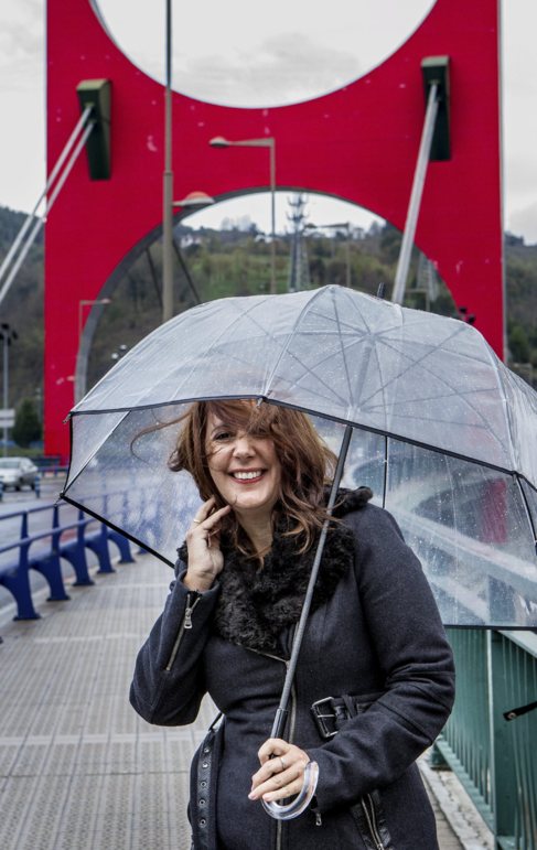 Dolores Redondo en el Puente de la Salve de Bilbao.
