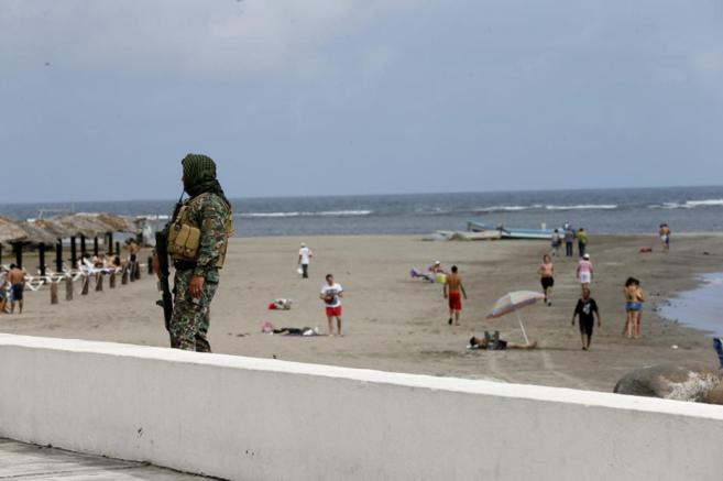 Un miembro de la Marina Armada vigila una playa de Veracruz.