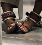 Un preso de Guantnamo, encadenado.