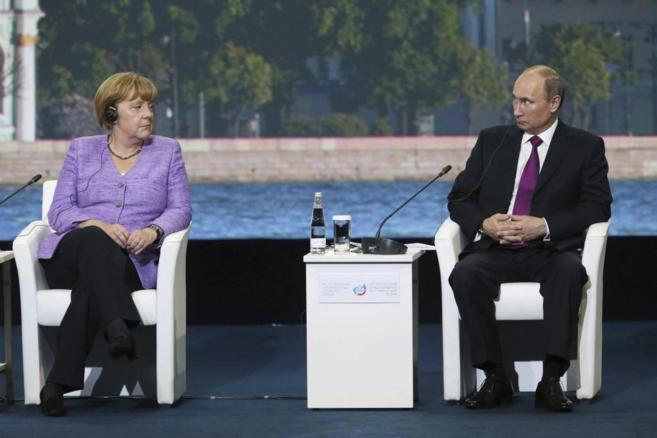 La canciller alemana, Angela Merkel, y el presidente ruso, Vladimir...