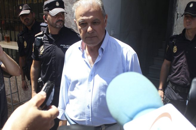 El ex consejero de Hacienda ngel Ojeda a su salida de los juzgados...