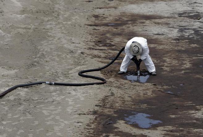 Tareas de limpieza en el Golfo de México en junio de 2010.