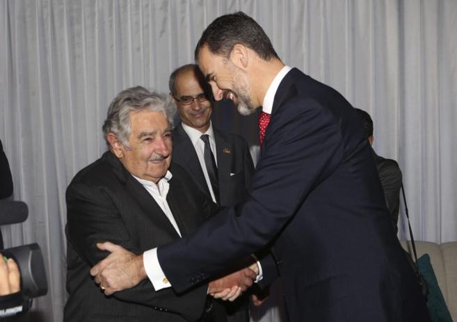 Don Felipe saluda al presidente de Uruguay, Jos Mugica.