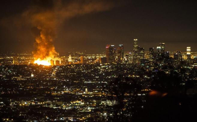 Panorámica del centro de Los Ángeles con el incendio claramente...
