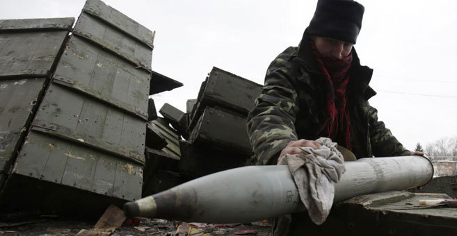 Un miliciano ucraniano toma posiciones en la ciudad de Pisky, en la...