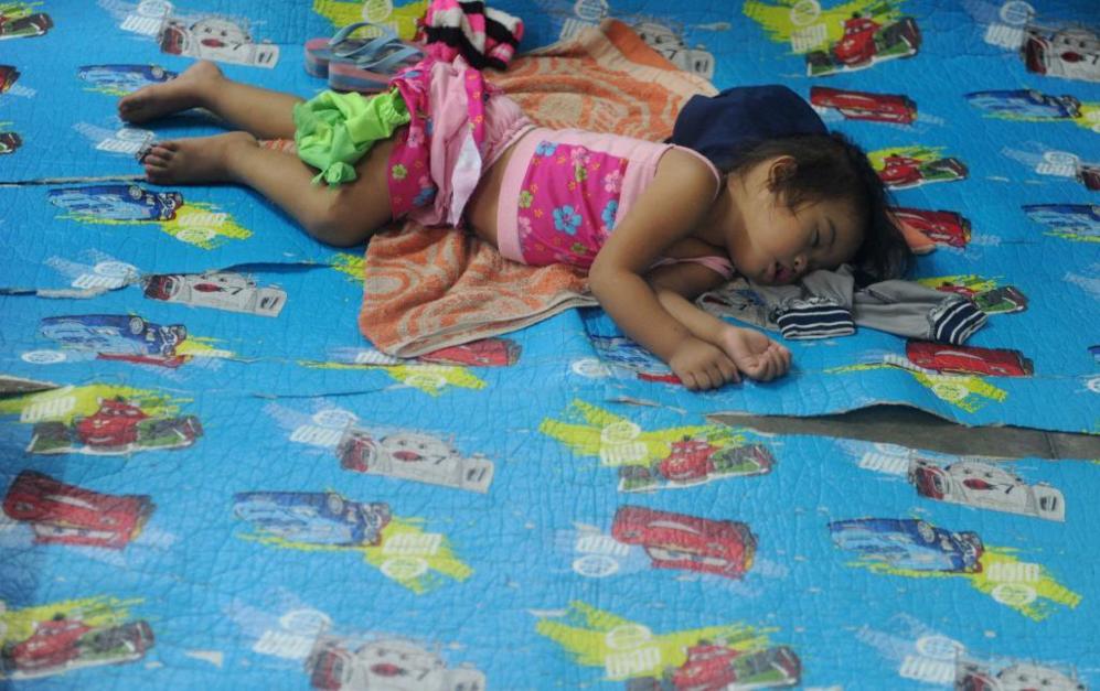 Una nia duerme en una escuela de primaria que se ha convertido en...