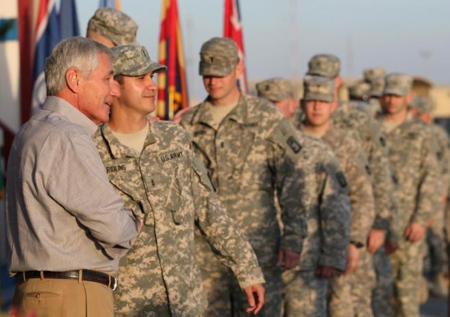 El Secretario de Defensa,  Chuck Hagel, saludando a los soldados...