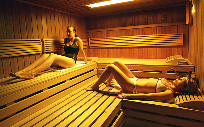 Dos mujeres en una sauna relajandose.