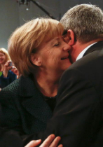 Merkel recibe las felicitaciones de sus compaeros de partido en...