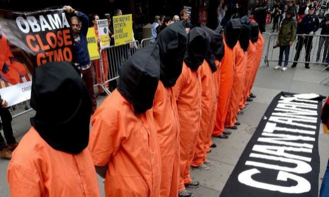 Activistas vestidos con uniformes de presos de Guantnamo piden el...