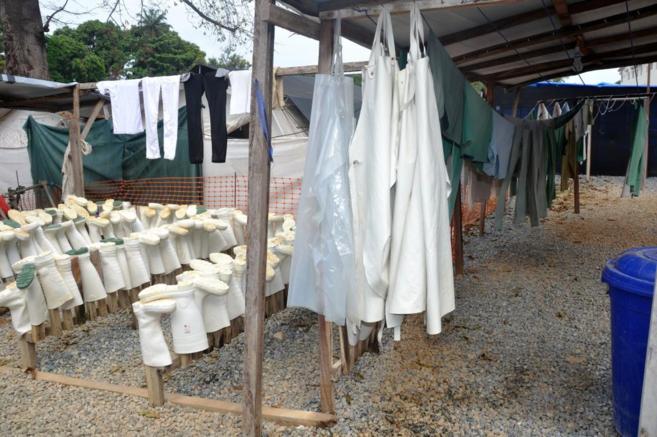 Botas y trajes protectores en un centro de tratamiento en Guinea.