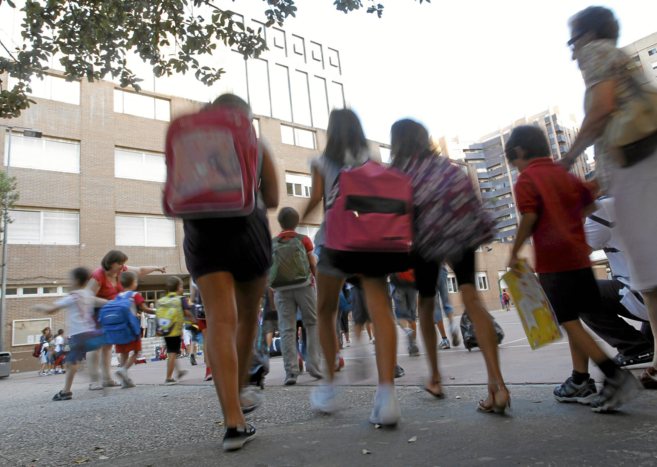 Alumnos de Primaria entrando a un colegio de Valencia.