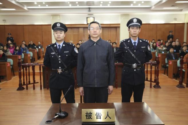 Liu Tienan permanece de pie mientras escucha el veredicto en el...