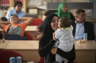 Una mujer siria y su beb en Mlaga procedente del CETI de Melilla.