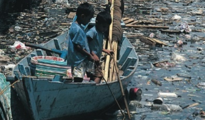 Contaminación marítima en Jakarta (Indonesia).