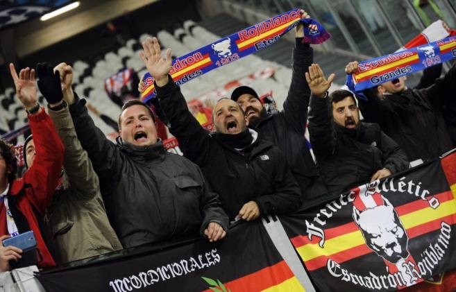 Ultras rojiblancos realizan el saludo nazi entre banderas del Frente...