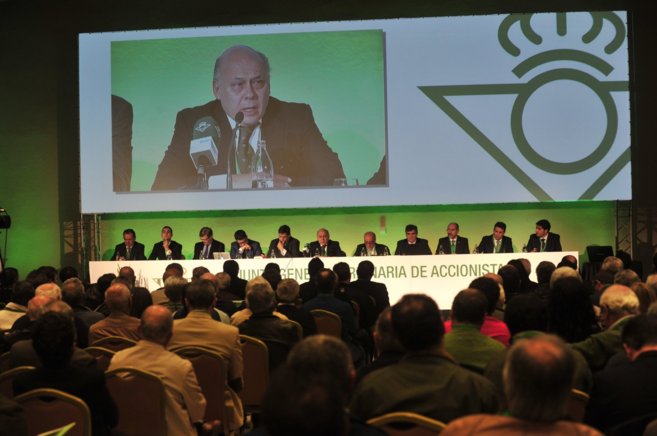Mesa presidencial de la junta general de accionistas del Real Betis...