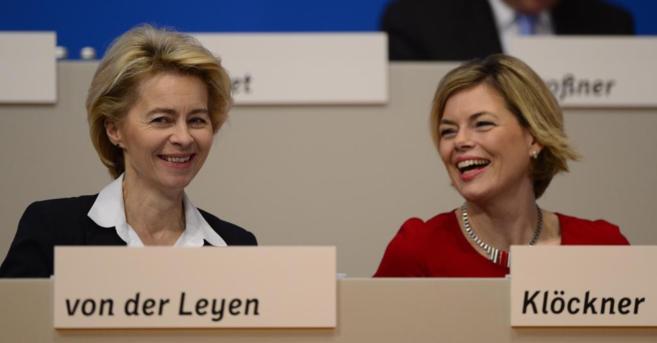 Las dos vicepresidentas de la CDU, Von der Leyen y Klckner, sonren...