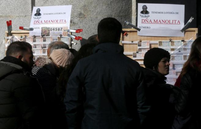 Turistas hacen cola en la Puerta del Sol para comprar un dcimo de...