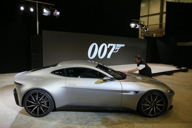 Aston Martin DB10, el coche que utiliza en la pelcula Daniel Craig