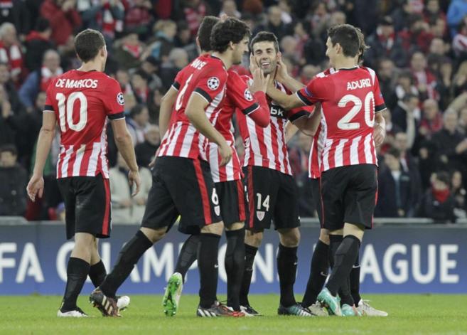 Los jugadores del Athletic celebran uno de los goles.