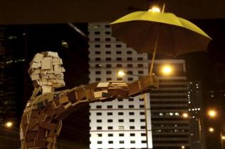 'Umbrella man', escultura de un artista callejero en Hong...
