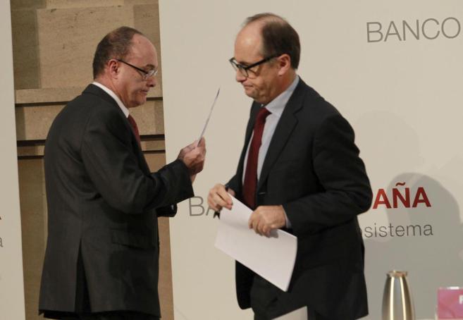 Luis María Linde, gobernador del Banco de España, junto a Fernando...
